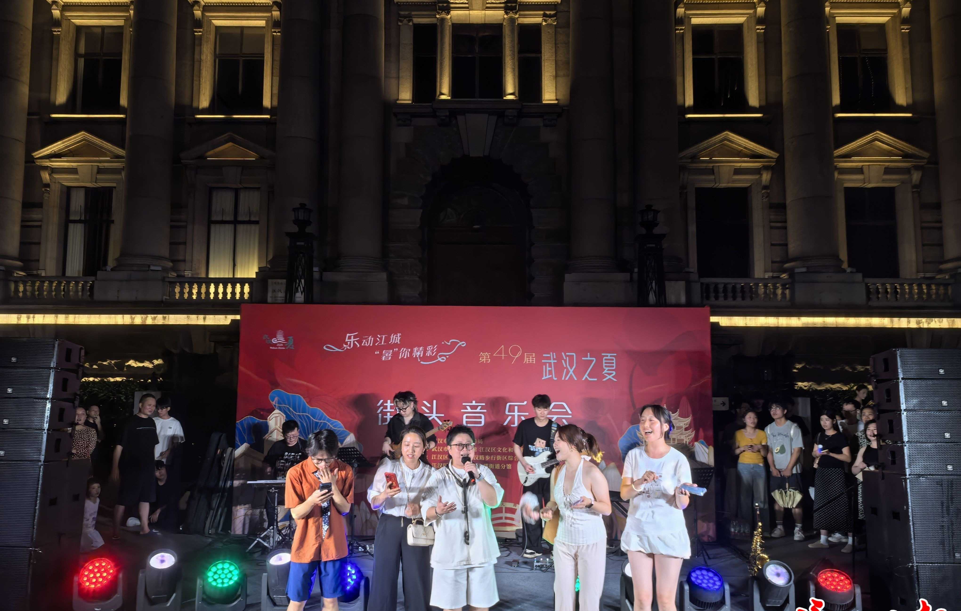 江汉关前吹江风、听音乐，年轻人追捧49岁